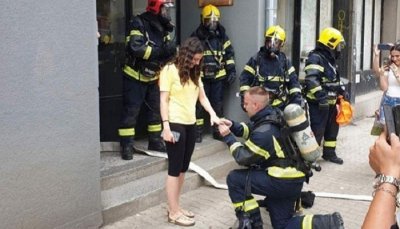 Ovo je PROSIDBA o kojoj danas priča Srbija: Vatrogasac Nemanja uz pomoć svojih kolega zaprosio Dinu nasred Pančeva