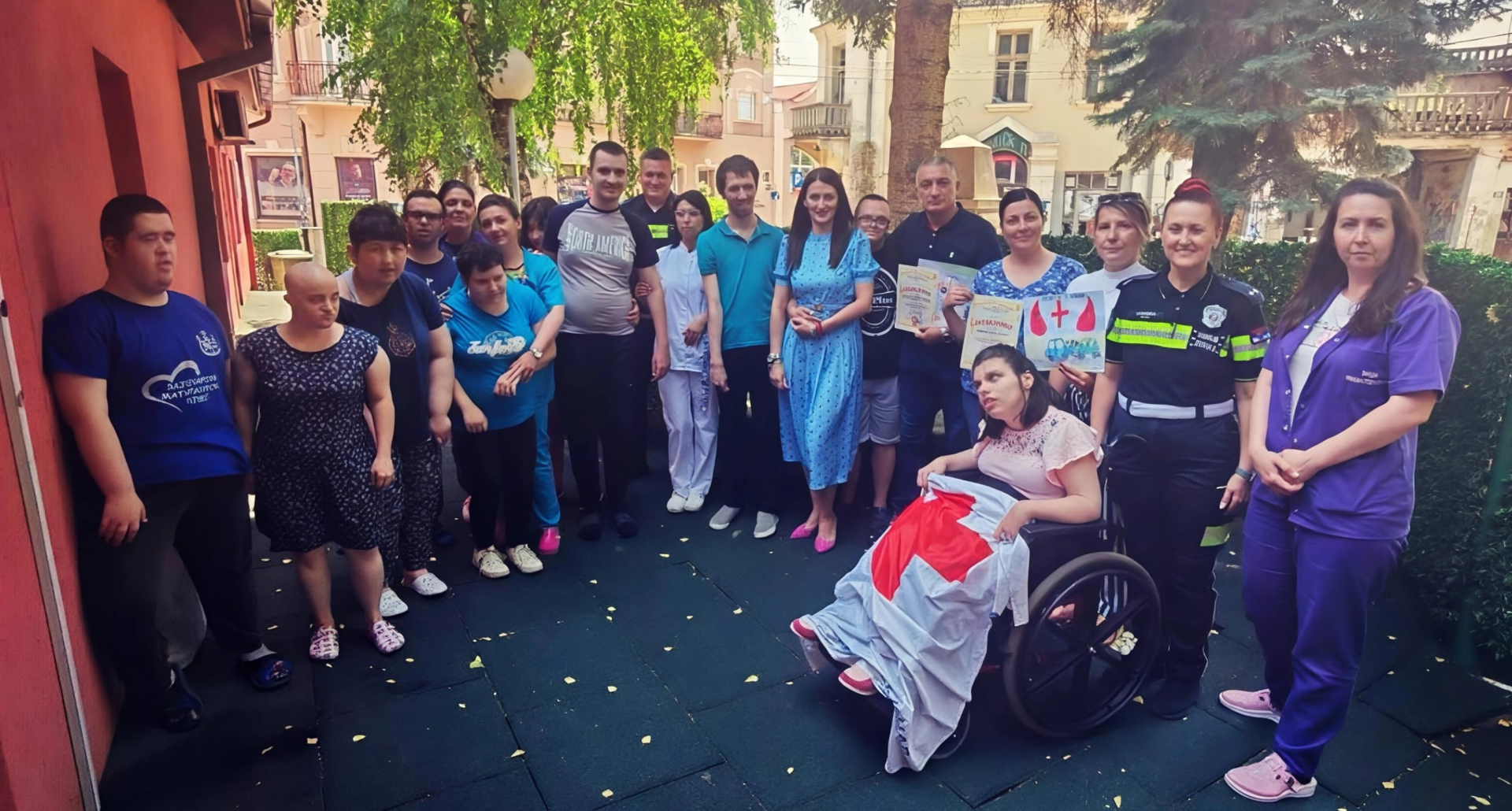 ПРЕВЕНТИВНО-ЕДУКАТИВНА КАМПАЊА „МОЈ ДРУГ САОБРАЋАЈАЦ“ ОБРАДОВАО КОРИСНИКЕ УСТАНОВЕ „ОБЛУТАК“ У ЗАЈЕЧАРУ