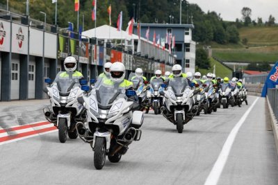 INSTRUKTORI UPRAVE SAOBRAĆAJNE POLICIJE SA EVROPSKOM ELITOM OSVOJILI STAZU „SALCBURGRING“ I VRHOVE ALPA
