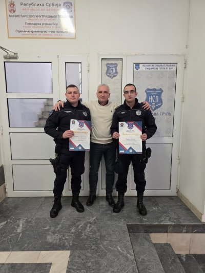 RUKOVODSTVO SG PU BOR URUČILO PRIZNANjA PRIPADNICIMA INTERVENTNE PATROLE POLICIJSKE UPRAVE BOR