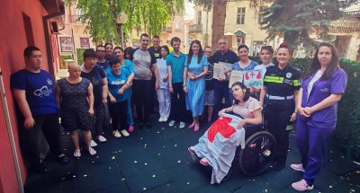 ПРЕВЕНТИВНО-ЕДУКАТИВНА КАМПАЊА „МОЈ ДРУГ САОБРАЋАЈАЦ“ ОБРАДОВАО КОРИСНИКЕ УСТАНОВЕ „ОБЛУТАК“ У ЗАЈЕЧАРУ