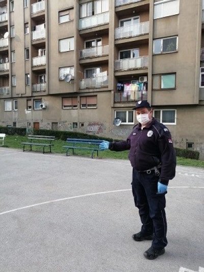 DRAMA U BORU Makazama pretio radnicama da će ih pobiti, a onda u parku policajcu vikao da ima KORONU